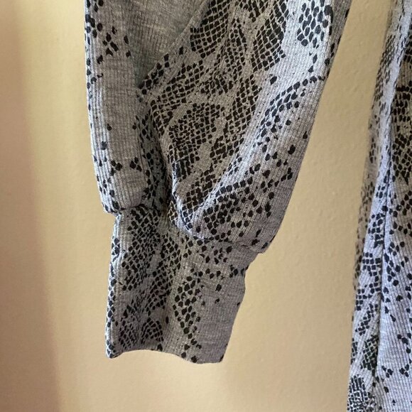 LA Relaxed Snake Skin Print Midi Long Sleeve Dress | Gray | Size M - Picture 4 of 8